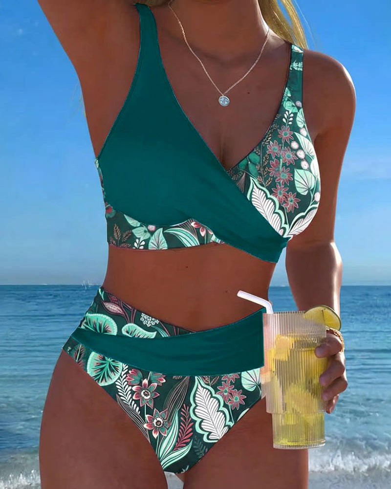 Bikini de moda floral con colores contrastantes