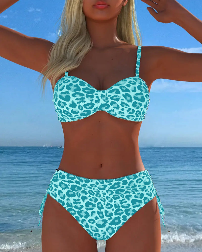 Traje de baño de dos piezas con botones y estampado de leopardo.