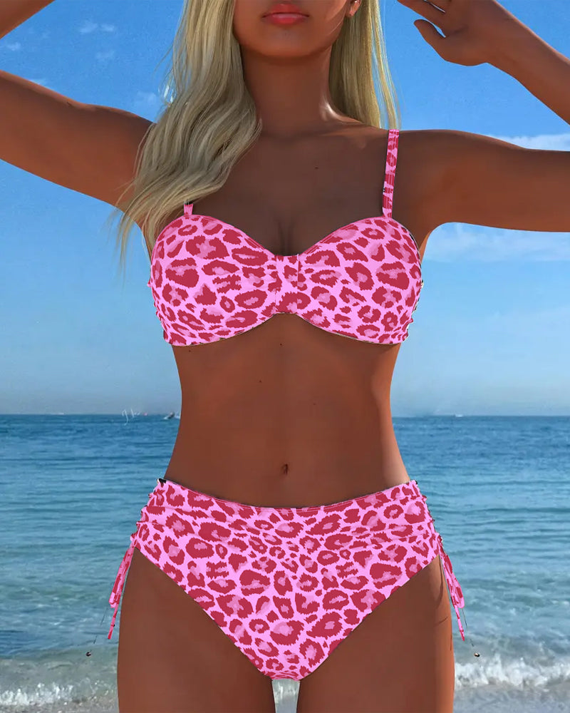 Traje de baño de dos piezas con botones y estampado de leopardo.