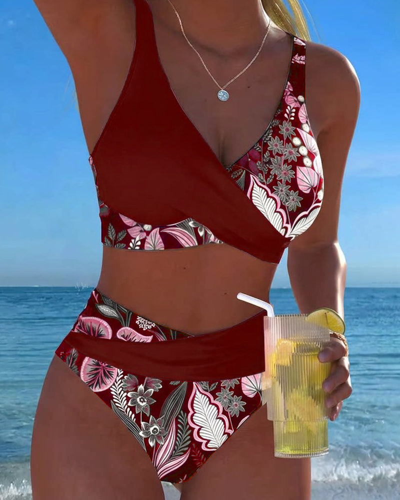 Bikini de moda floral con colores contrastantes