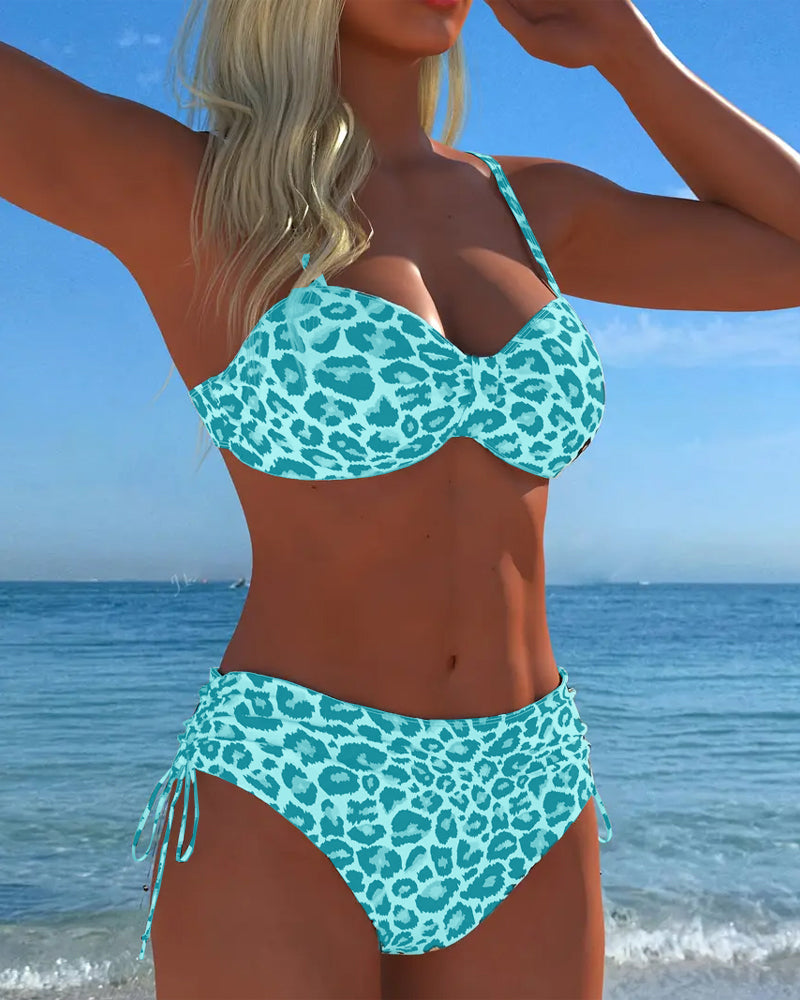 Traje de baño de dos piezas con botones y estampado de leopardo.