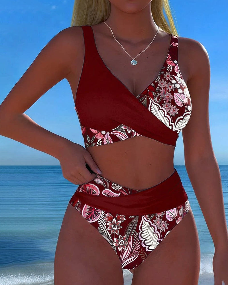 Bikini de moda floral con colores contrastantes