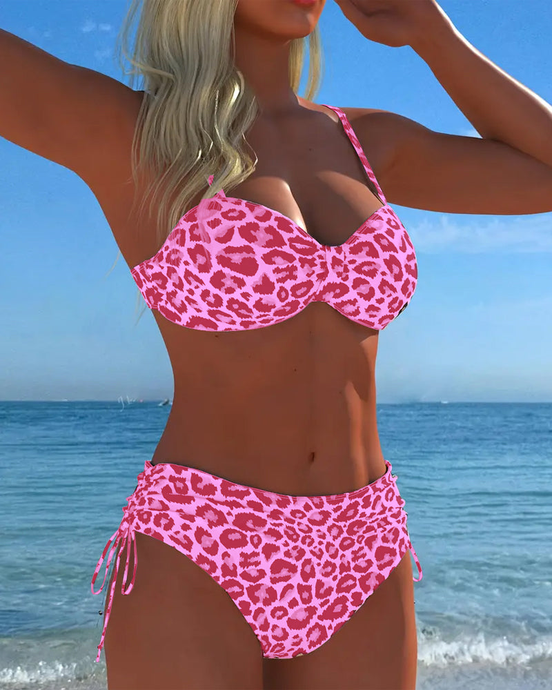 Traje de baño de dos piezas con botones y estampado de leopardo.