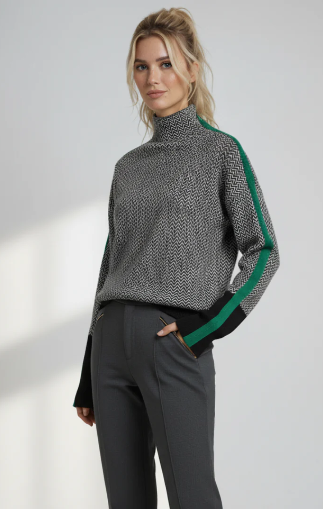 Jersey de cuello alto con rayas en contraste