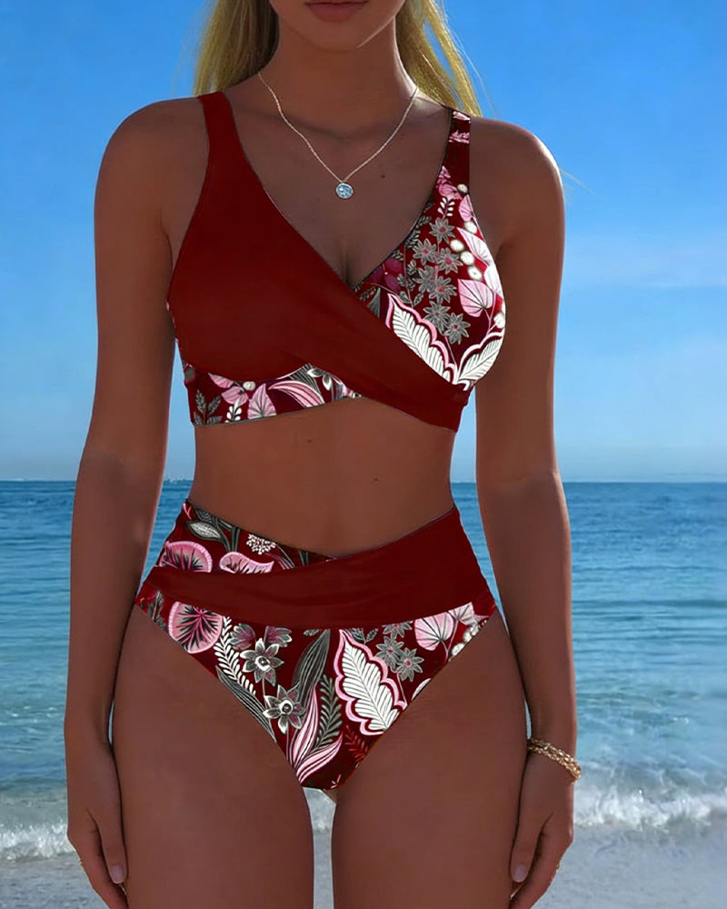 Bikini de moda floral con colores contrastantes