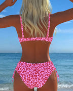 Traje de baño de dos piezas con botones y estampado de leopardo.