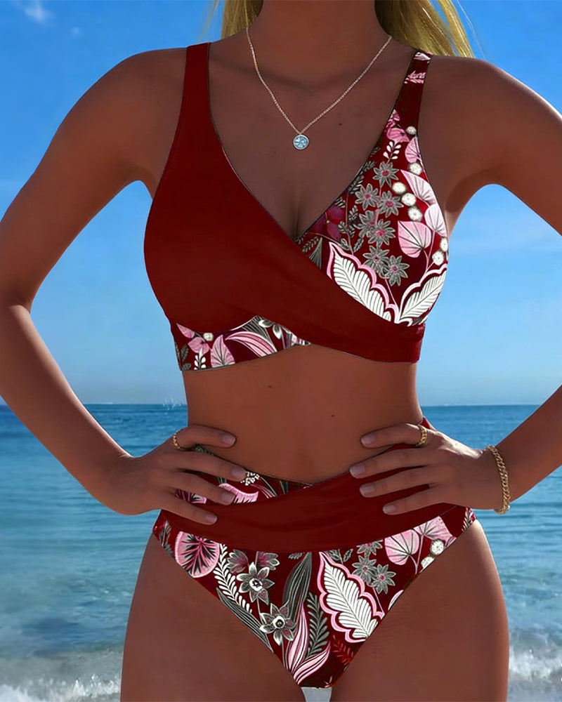 Bikini de moda floral con colores contrastantes