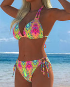 Bikini colorido con estampado halter