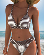 Bikini a rayas con estampado de lunares.