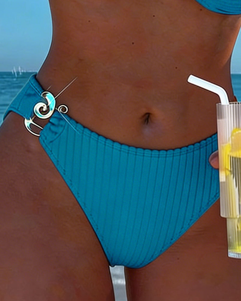 Bikini con estampado vertical y hebilla metálica dividida.