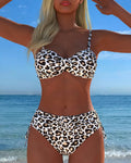 Traje de baño de dos piezas con botones y estampado de leopardo.