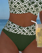 Bikini de dos piezas con corte de sujetador y estampado de rombos.