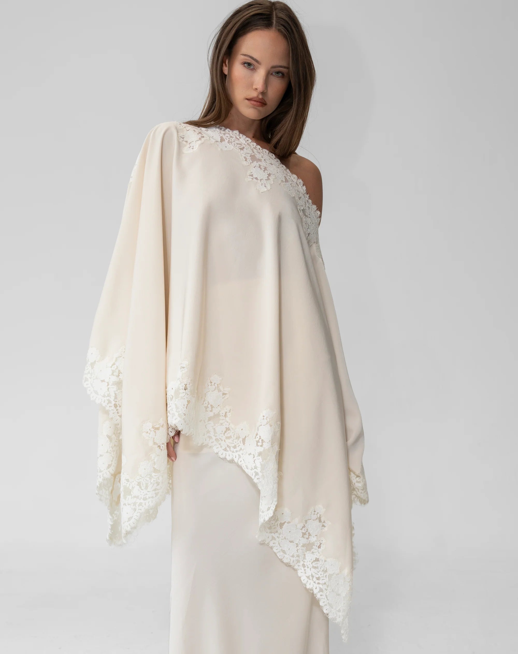 Conjunto Capa Asimétrica y Falda Larga