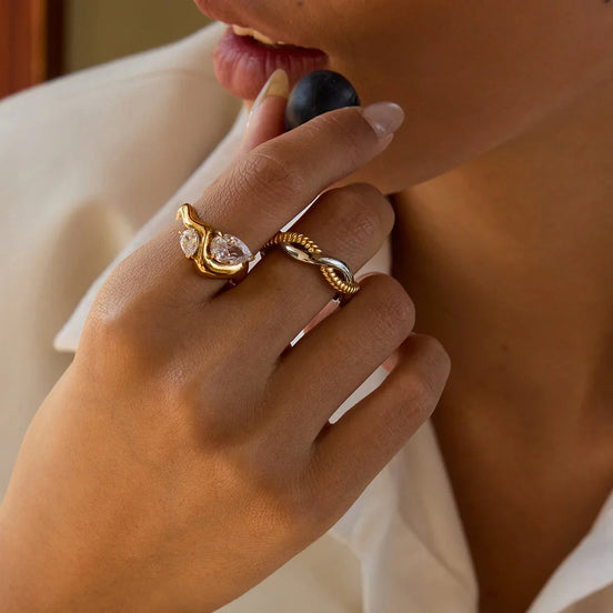 Anillo de oro con diamante en forma de lágrima Soletta