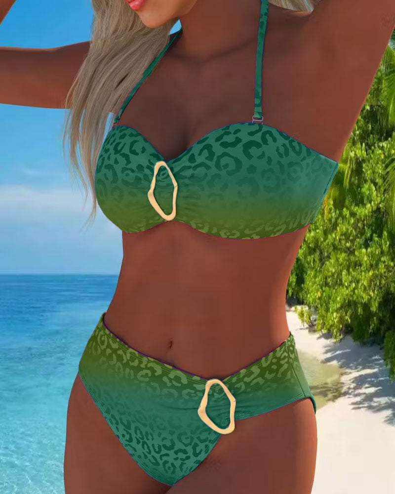 Traje de baño tipo halter con estampado de leopardo y degradado.