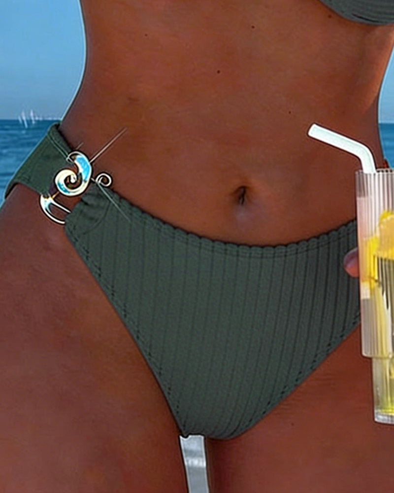 Bikini con estampado vertical y hebilla metálica dividida.
