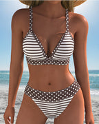Bikini a rayas con estampado de lunares.