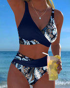 Bikini de moda floral con colores contrastantes